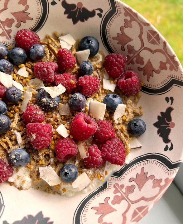 Berries & Greek Yogurt Breakfast Bowl